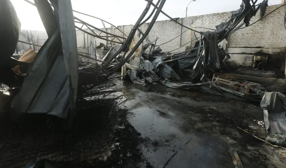 Negociantes no pudieron recuperar ningún objeto de valor. Fuego no afectó espacios aledaños. Foto: Marco Cotrina / La República