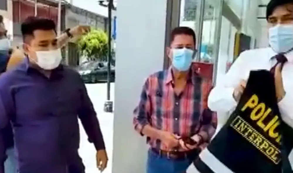 Jorge Roca Suárez y Herland Montaño Fernández fueron intervenidos cuando salían de un restaurante. Foto: captura de Panamericana Televisión Jorge Roca Suárez y Herland Montaño Fernández fueron intervenidos cuando salían de un restaurante. Foto: captura de Panamericana Televisión