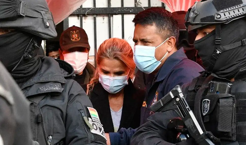 La audiencia se realiza de forma virtual, la expresidenta boliviana junto a sus ministros participan de la misma conectados a sus celulares. Foto: AFP