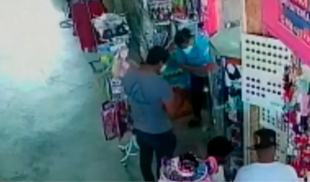 Ladrón fue captado por las cámaras de seguridad. Foto: captura de América TV