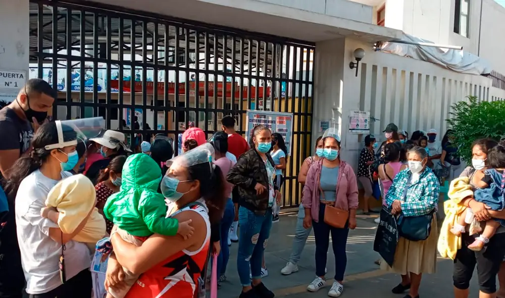 Piden una solución para que sus hijos sean inmunizados. Foto: Pamela Advíncula / URPI-GLR