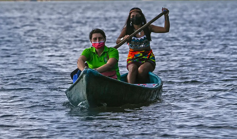 Graciela Bouche (i) toma medidas extremas para garantizar que sus alumnos no pierdan sus clases. Foto: AFP