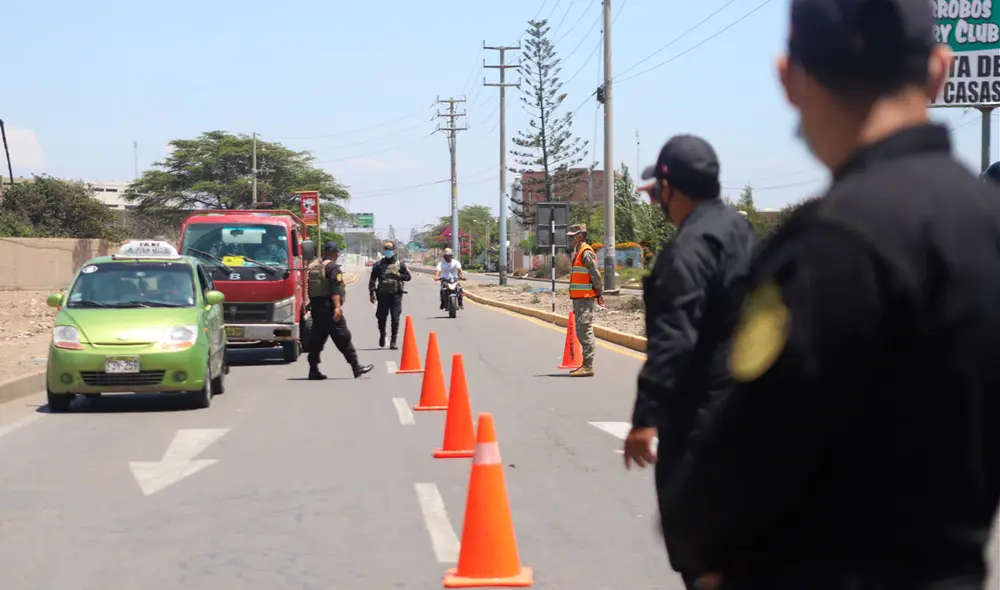 El toque de queda cambió en distintas provincias del Perú, según la reclasificación dada por el Gobierno. Foto: Grupo La República El toque de queda cambió en distintas provincias del Perú, según la reclasificación dada por el Gobierno. Foto: Grupo La República