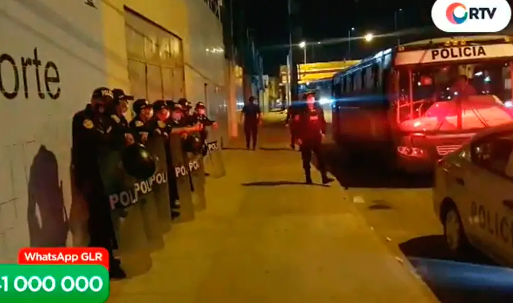 Estadio Alberto Gallardo es resguardado por un grupo efectivos de la PNP. Foto: captura de RTV Estadio Alberto Gallardo es resguardado por un grupo efectivos de la PNP. Foto: captura de RTV