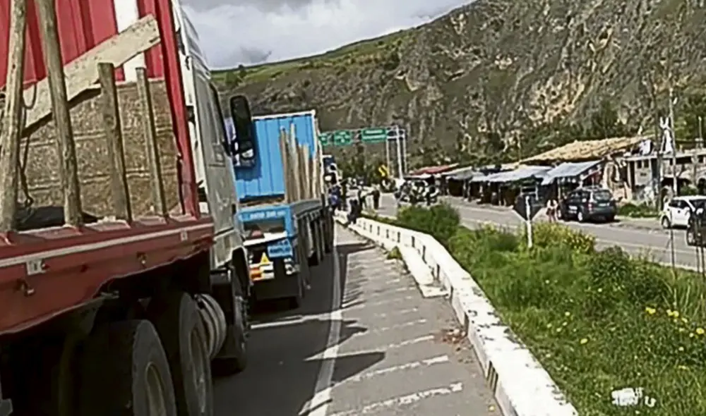 Jauja. La vía en ambos sentidos fue cortada en esta localidad. Foto: difusión Jauja. La vía en ambos sentidos fue cortada en esta localidad. Foto: difusión