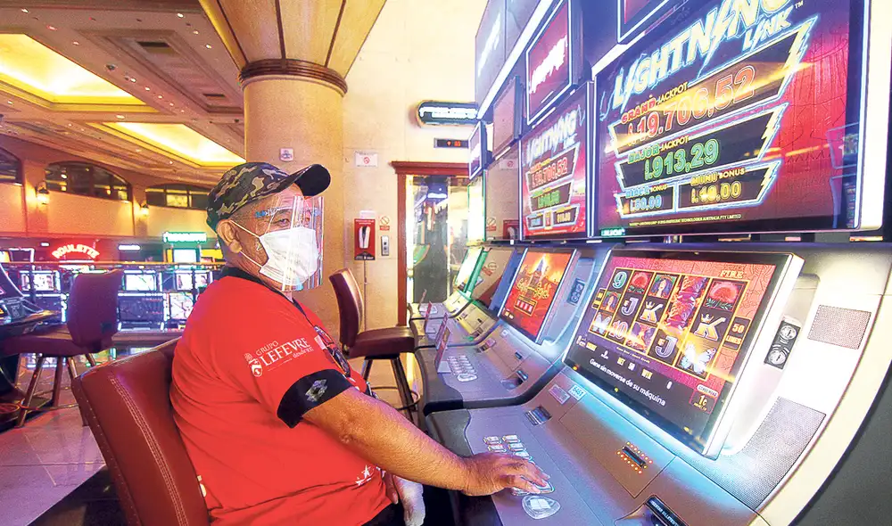 El retorno. Los casinos y tragamonedas tienen permiso para operar con el 20% de aforo. Foto: Luis Jiménez/La República