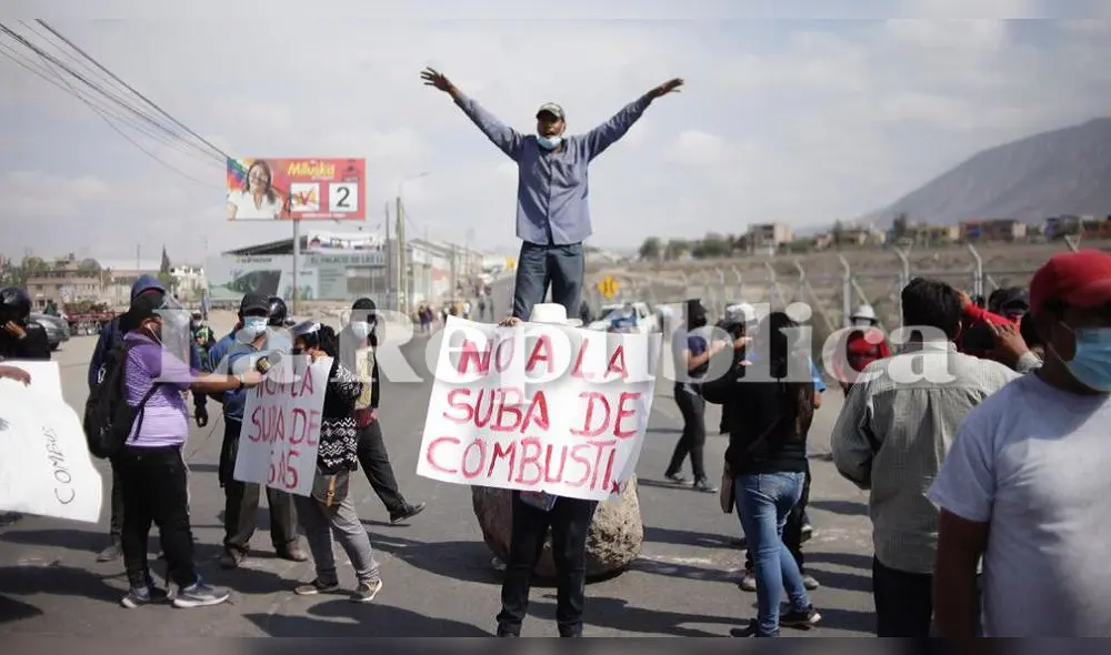 Manifestantes tomaron el puente Añashuayco impidiendo el paso de vehículos. Foto: Rodrigo Talavera / La República Manifestantes tomaron el puente Añashuayco impidiendo el paso de vehículos. Foto: Rodrigo Talavera / La República
