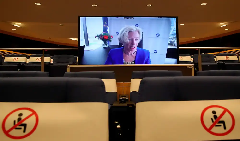 En una rueda de prensa por videoconferencia desde Ámsterdam, la directora ejecutiva de la EMA, Emer Cooke, aseguró que los científicos europeos se toman “muy en serio la seguridad” de las vacunas. Foto: EFE En una rueda de prensa por videoconferencia desde Ámsterdam, la directora ejecutiva de la EMA, Emer Cooke, aseguró que los científicos europeos se toman “muy en serio la seguridad” de las vacunas. Foto: EFE