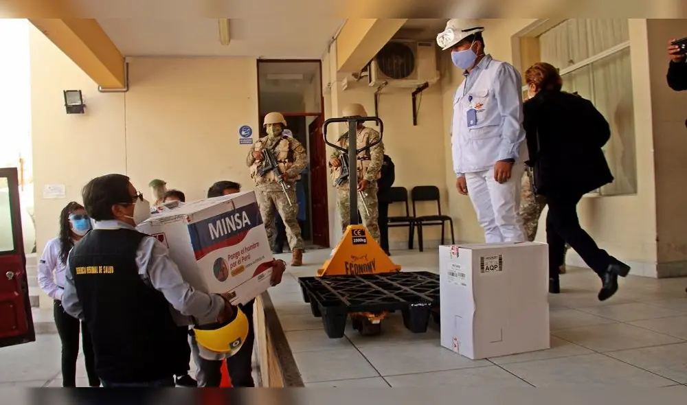 El lote de vacunas ha sido almacenado en la ultracongeladora que posee la Universidad Católica Santa María. Foto: Comando Covid. El lote de vacunas ha sido almacenado en la ultracongeladora que posee la Universidad Católica Santa María. Foto: Comando Covid.