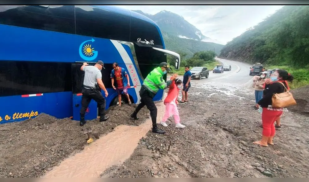 Policía ayudó a pasajeros de bus que quedó en medio de masa de lodo y piedra. Foto: PNP Pucará