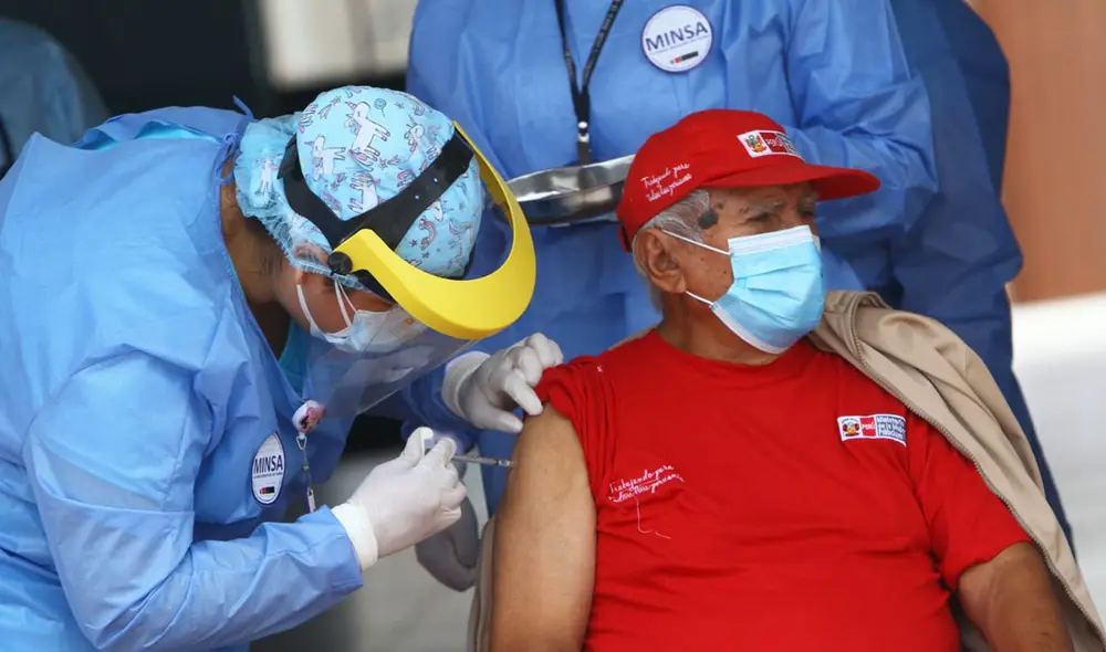 Adultos mayores de 80 años han sido priorizados para recibir la vacuna contra la COVID-19. Foto: Luis Jiménez / La República Adultos mayores de 80 años han sido priorizados para recibir la vacuna contra la COVID-19. Foto: Luis Jiménez / La República