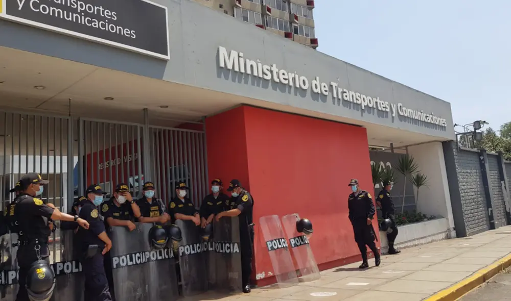 Ministro de Transportes intenta llegar a un acuerdo con gremios desde hace varias horas. Foto: Deysi Portuguez / URPI-GLR Ministro de Transportes intenta llegar a un acuerdo con gremios desde hace varias horas. Foto: Deysi Portuguez / URPI-GLR