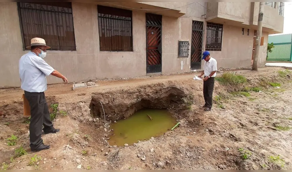 Vecinos muestran aniegos formados en la calle Las Margaritas. Foto: La República