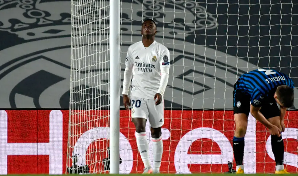 Vinicius lamentándose tras errar gol contra el Atalanta por Champions League 2020-21. Foto: AFP