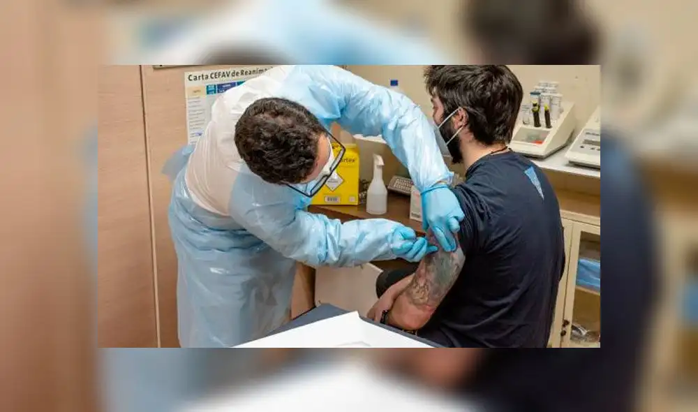 Una fotografía facilitada por el Instituto Antártico Chileno (Inach) muestra al jefe de la base científica Profesor Julio Escudero, Daniel Ramírez, mientras recibe una dosis de la vacuna Sinovac contra la COVID-19. Foto: EFE Una fotografía facilitada por el Instituto Antártico Chileno (Inach) muestra al jefe de la base científica Profesor Julio Escudero, Daniel Ramírez, mientras recibe una dosis de la vacuna Sinovac contra la COVID-19. Foto: EFE
