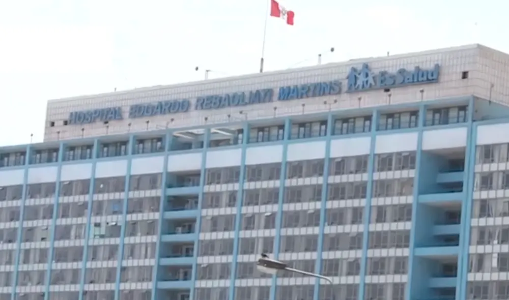 El padre del afectado no pudo ser admitido en una cama del hospital. Foto: captura Panamericana