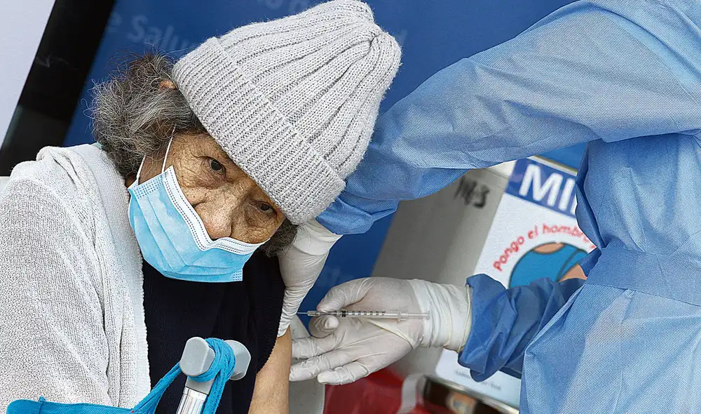 Su turno. Adultos mayores que no están en EsSalud serán atendidos por el Minsa. Hoy debe salir el listado con nombres. Foto: Luis Jiménez / La República Su turno. Adultos mayores que no están en EsSalud serán atendidos por el Minsa. Hoy debe salir el listado con nombres. Foto: Luis Jiménez / La República