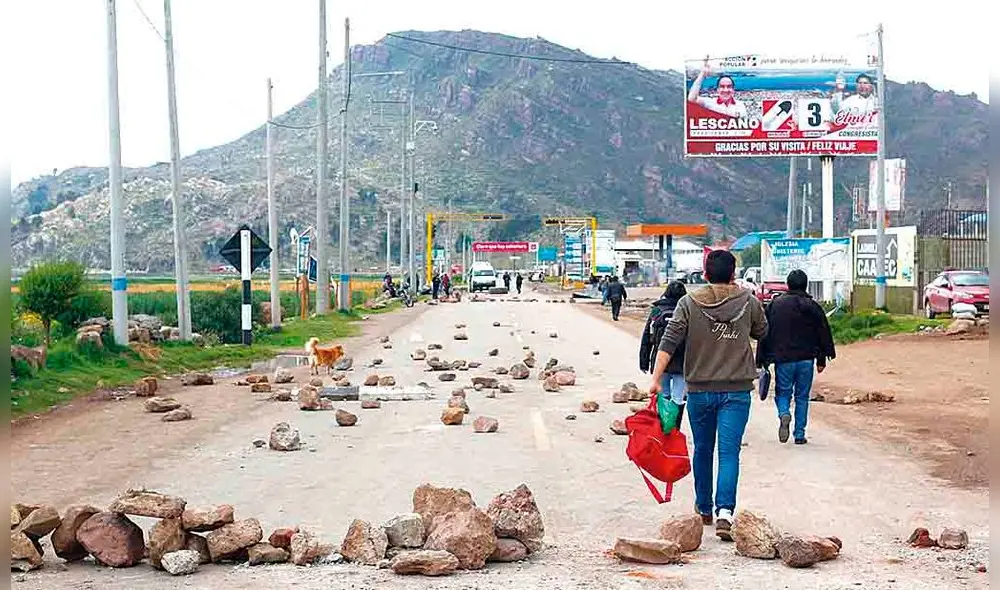 Caminando. En Puno todas las salidas fueron bloqueadas. Pasajeros tuvieron que seguir su viaje a pie. Foto: Juan Carlos Cisneros