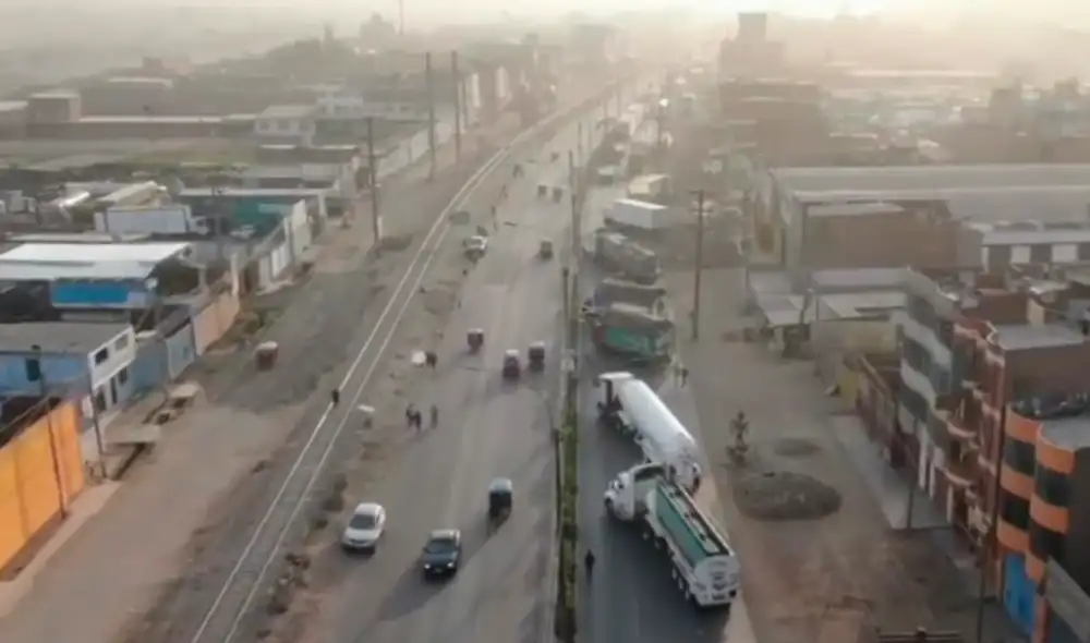 Una larga fila de camiones impide el paso de cientos de personas. Foto: captura América