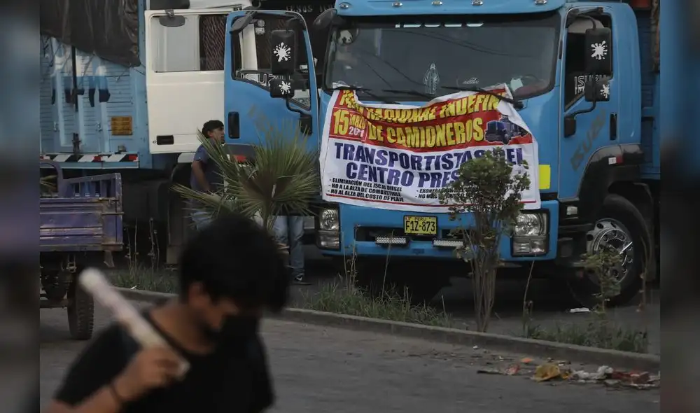 Buses y camiones están varados en la zona, mientras que personas caminan hacia sus centros laborales. Foto: Jorge Cerdán/ La República Buses y camiones están varados en la zona, mientras que personas caminan hacia sus centros laborales. Foto: Jorge Cerdán/ La República