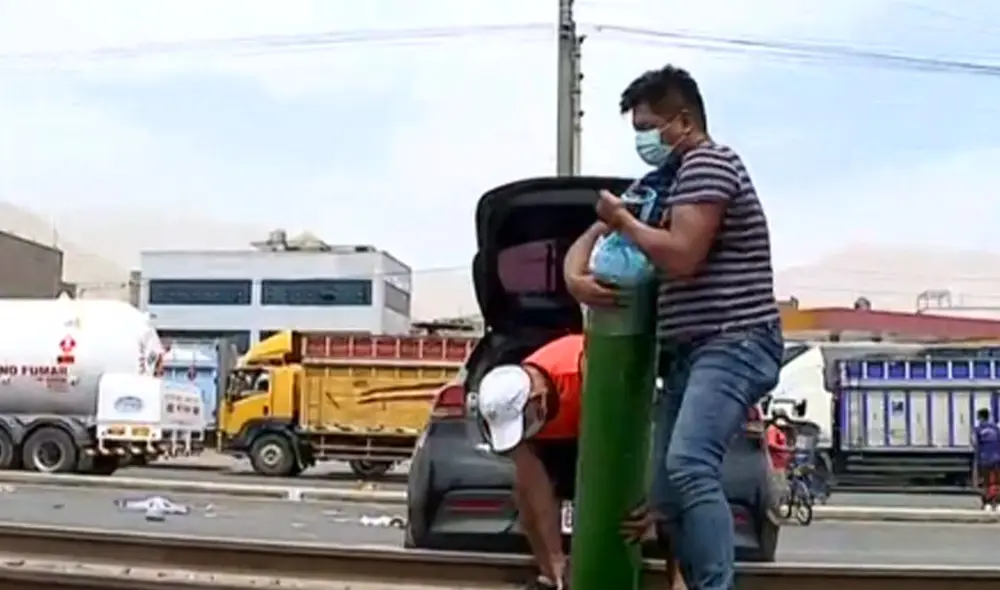 Hombre se cambió de vehículo para un rápido traslado de oxígeno para su abuela. Foto: captura de Latina Hombre se cambió de vehículo para un rápido traslado de oxígeno para su abuela. Foto: captura de Latina