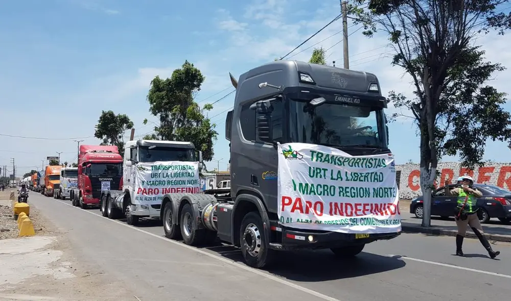 Entre sus reclamo esta el alza de combustible y la revisión de la concesión de los peajes. Foto: Jaime Mendoza / La República. Entre sus reclamo esta el alza de combustible y la revisión de la concesión de los peajes. Foto: Jaime Mendoza / La República.