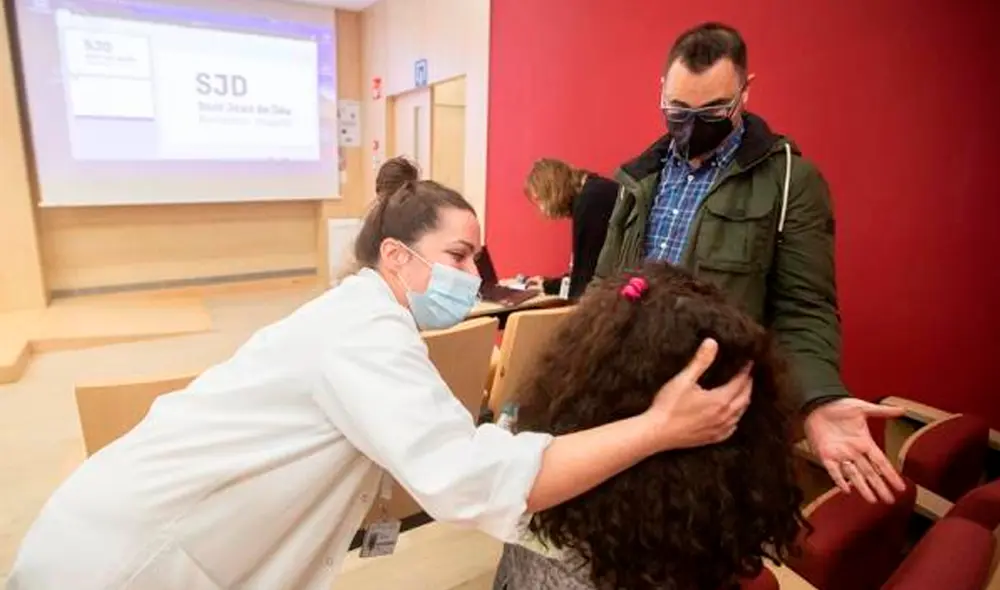 Sobre las dificultades de la operación, el jefe del Servicio de Urología del Clínic, Antonio Alcaraz, señaló que “los trasplantes de riñón en niños pequeños siempre son un reto”. Foto: EFE Sobre las dificultades de la operación, el jefe del Servicio de Urología del Clínic, Antonio Alcaraz, señaló que “los trasplantes de riñón en niños pequeños siempre son un reto”. Foto: EFE