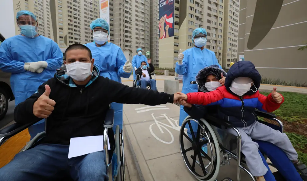 Familia recuperada de la COVID-10 abandona la Villa Panamericana. Foto: EsSalud Familia recuperada de la COVID-10 abandona la Villa Panamericana. Foto: EsSalud