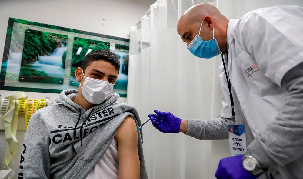 Un 55%, alrededor de nueve millones de personas, ha recibido por lo menos una de las dos dosis de Pfizer. Foto: AFP