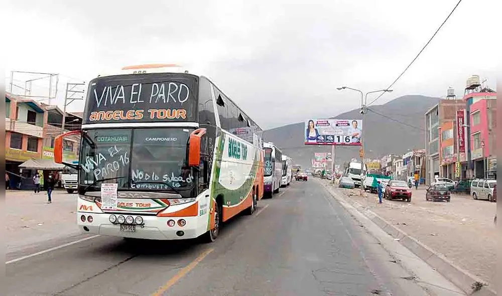 Transporte en huelga. Los transportistas reclaman por el precio del combustible que aumentó de manera notable.