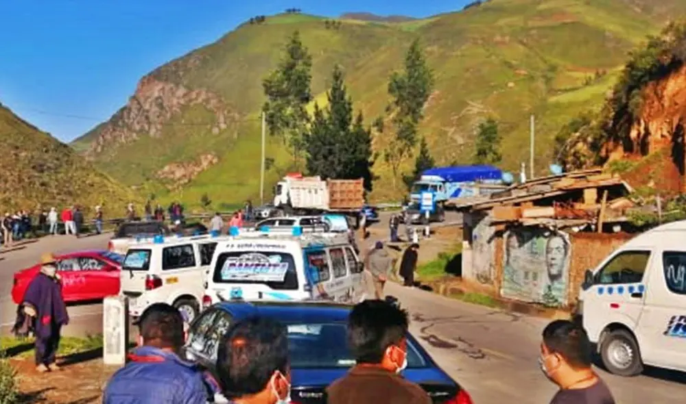 Pasajeros llevan horas esperando poder seguir con su viaje. Foto: Prensa Libre Pasajeros llevan horas esperando poder seguir con su viaje. Foto: Prensa Libre
