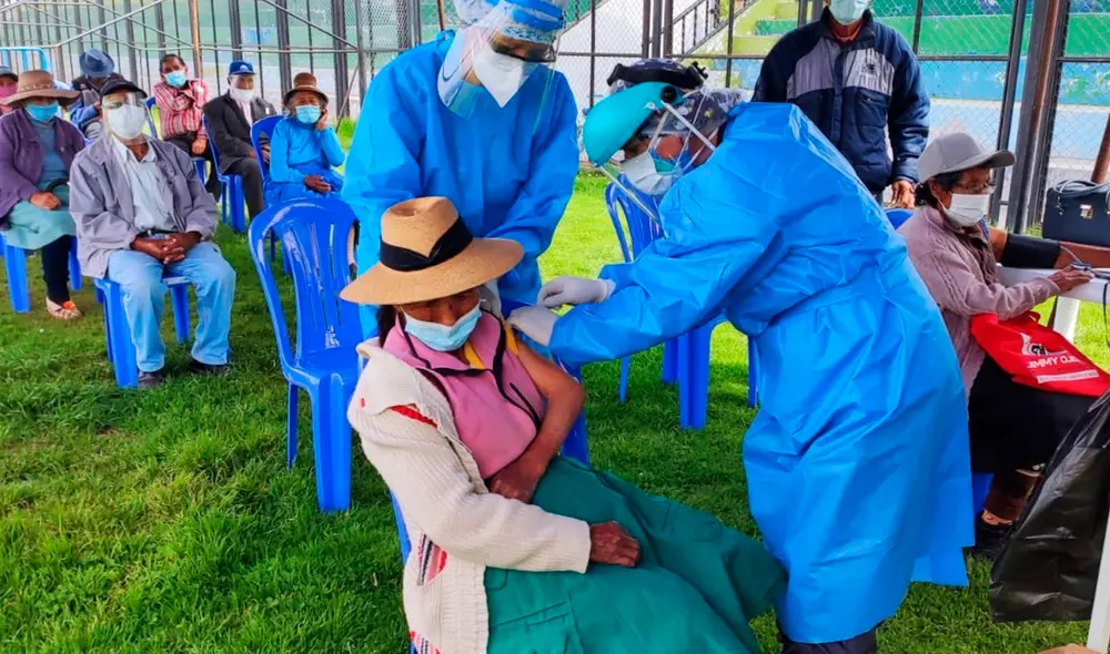 La vacunación contra el coronavirus en este recinto inició a las 09.00 horas de este jueves. Foto: Comando COVID-19