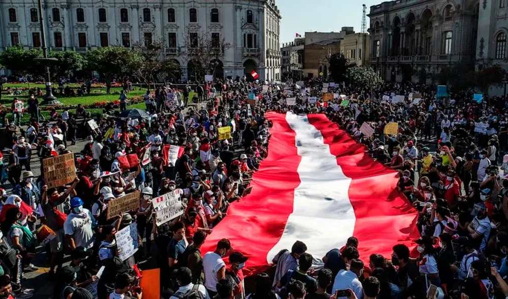 La estabilidad política de Perú se vio vulnerada luego de que el Gobierno “abandonara el consenso político sobre la ortodoxia económica, en favor del populismo”, según The Economist. Foto: EFE