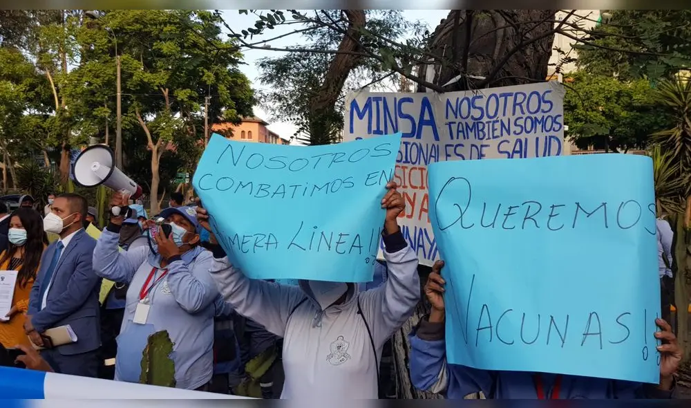Decenas de trabajadores de limpieza del Callao vienen realizando un plantón frente a las instalaciones del Minsa. Foto: Deysi Portuguez/URPI-GLR