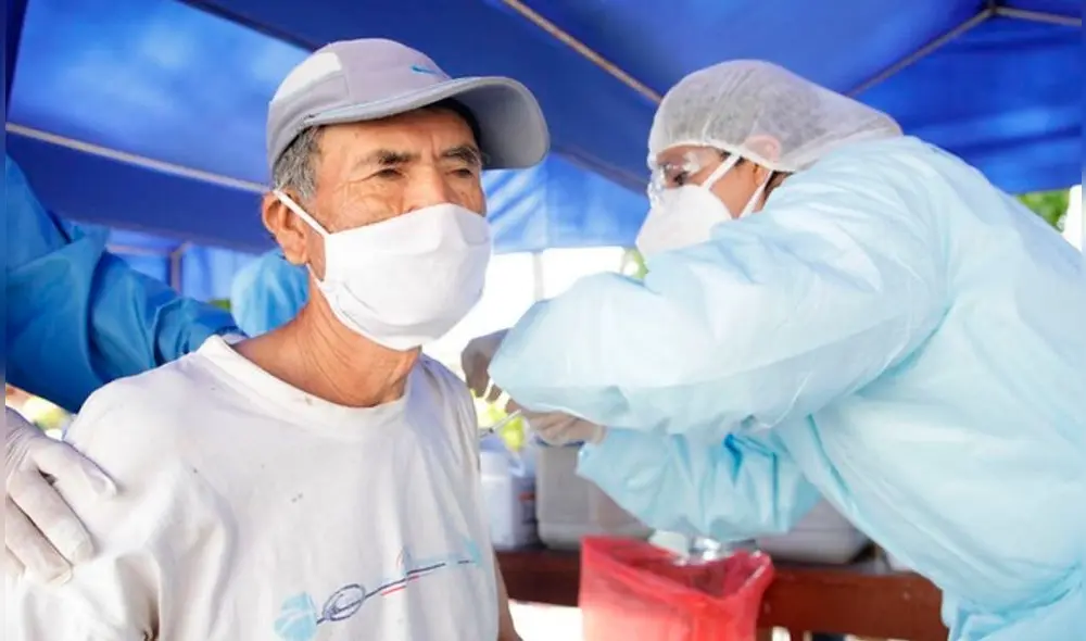 Las personas de la tercera edad fueron orientadas sobre el proceso de vacunación. Foto: Andina
