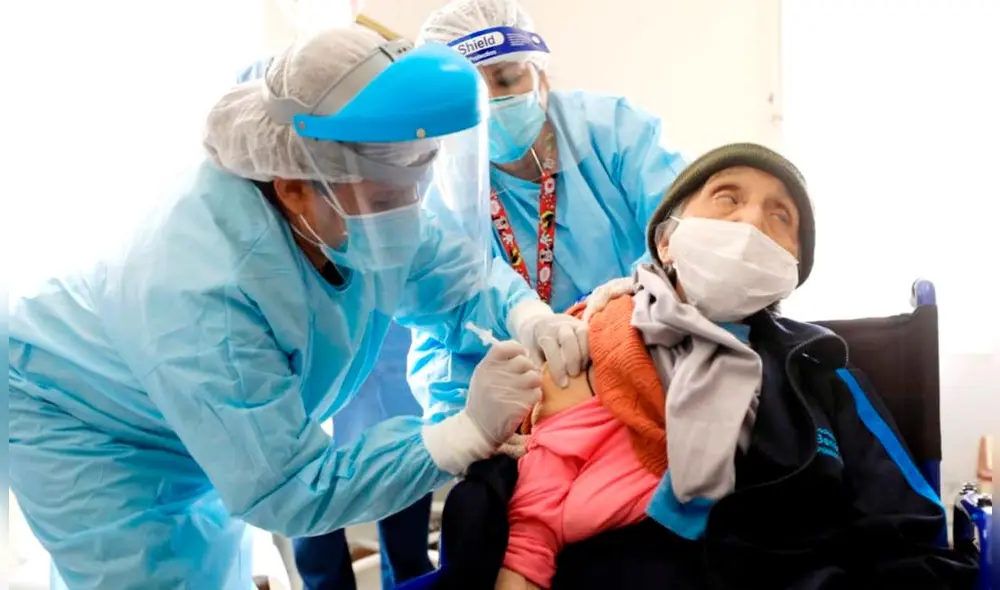 Personal de salud llegó hasta el albergue de ancianos en Paucarpata. Foto: Geresa.