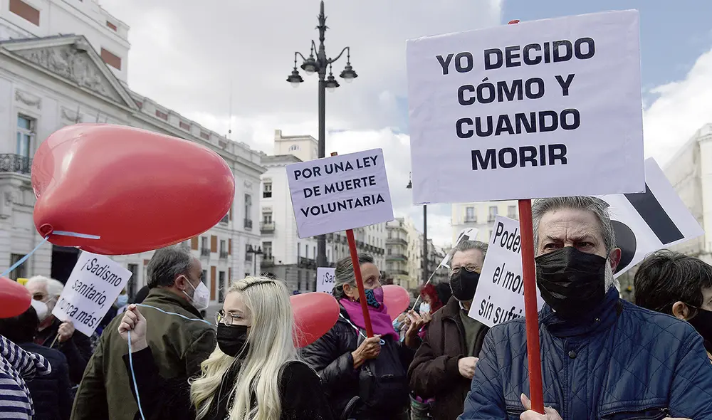 Exigen en las calles. Grupos de activistas se manifestaron a favor de la decisión tomada. Foto: AFP Exigen en las calles. Grupos de activistas se manifestaron a favor de la decisión tomada. Foto: AFP