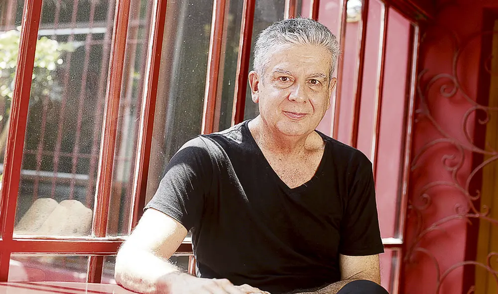 Rada tiene una teoría para sus recitales, la de “poesía masiva” que, según él, no es más que “seguir el poema ‘Masa’ de Vallejo. Foto: Félix Contreras Rada tiene una teoría para sus recitales, la de “poesía masiva” que, según él, no es más que “seguir el poema ‘Masa’ de Vallejo. Foto: Félix Contreras