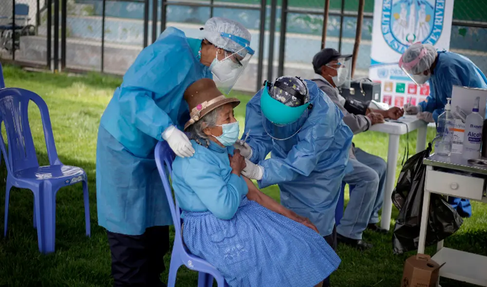 El ministro de Salud anunció que San Juan de Lurigancho y San Martín de Porres serán los primeros distritos en vacunar a adultos mayores de 80 años. Foto: Rodrigo Talavera / La República