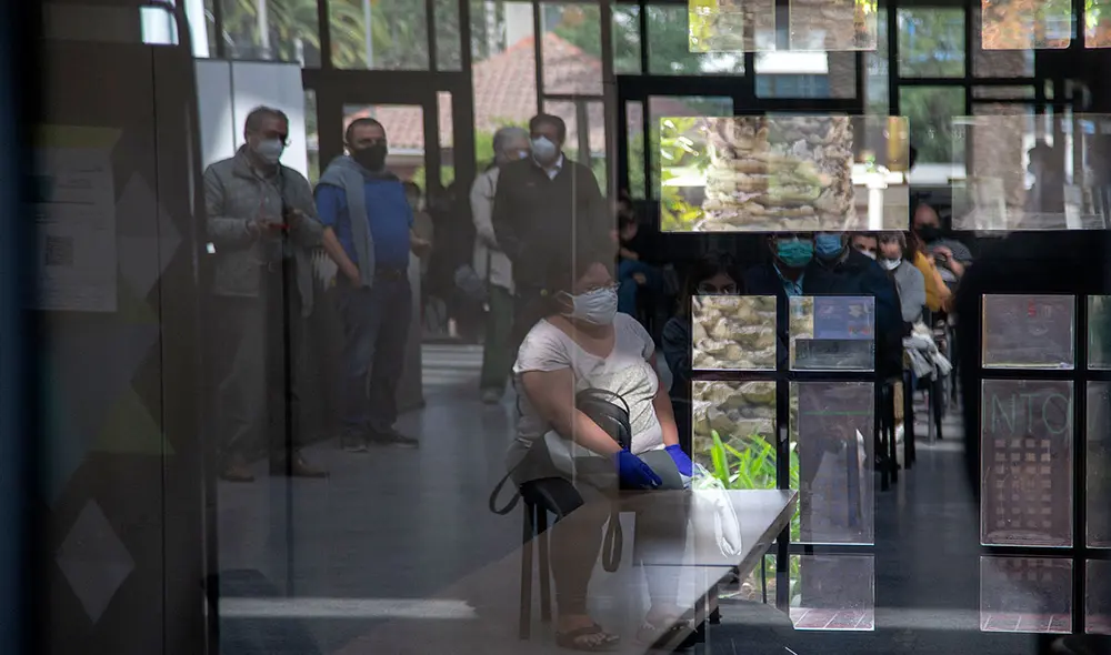 Este viernes Chile pasa a una nueva etapa en su plan de vacunación contra la COVID-19. Foto: AFP Este viernes Chile pasa a una nueva etapa en su plan de vacunación contra la COVID-19. Foto: AFP