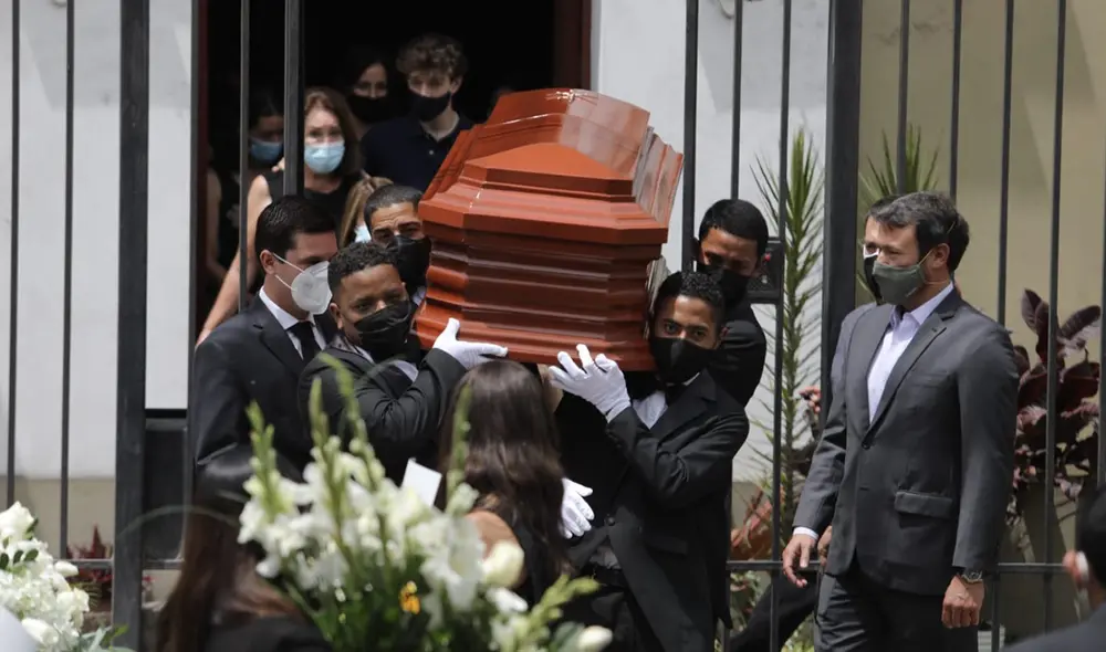 Salida del féretro de Luis Bedoya Reyes. Amigos y familiares lo despidieron en caravana. Fotos: Jorge Cerdan/La República