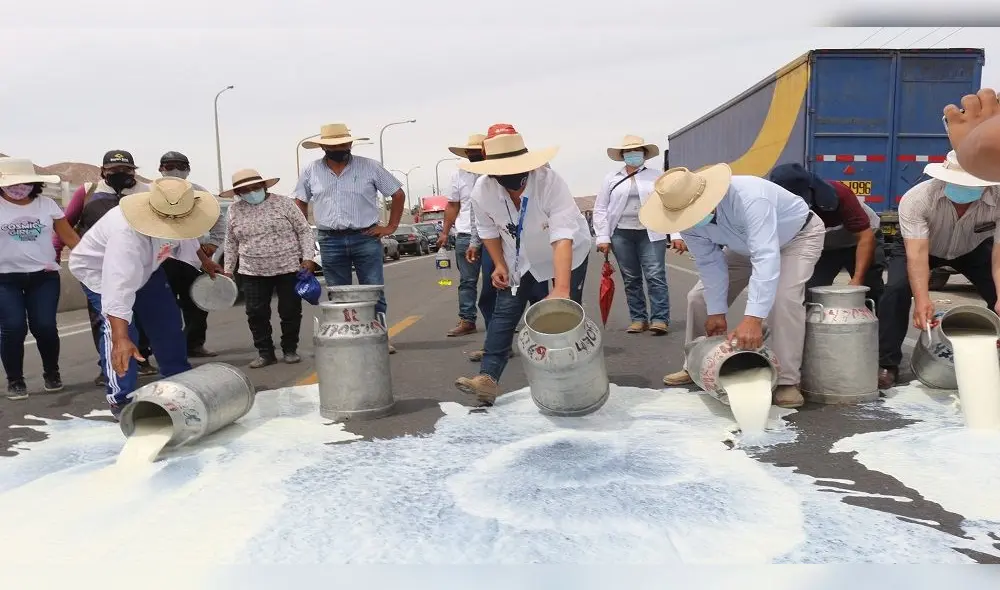 El último jueves, ganaderos derramaron leche en la pista en señal de protesta. Foto: HBA Noticias