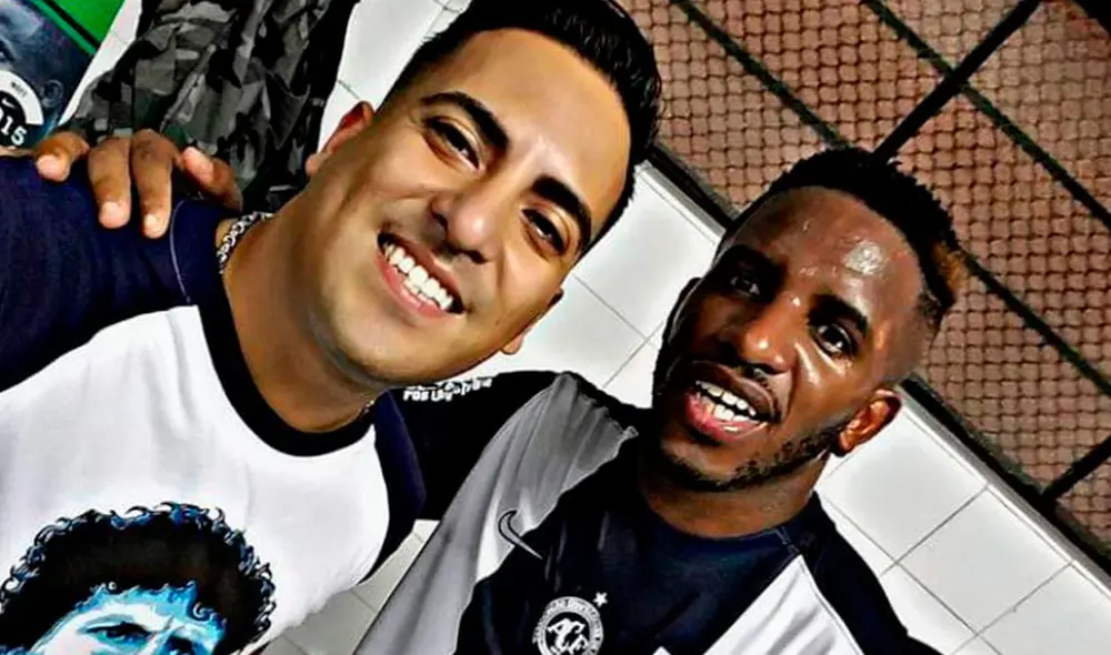 El cantante compartió una foto junto al futbolista peruano vistiendo la camiseta del club. Foto: Tommy Portugal/Facebook El cantante compartió una foto junto al futbolista peruano vistiendo la camiseta del club. Foto: Tommy Portugal/Facebook