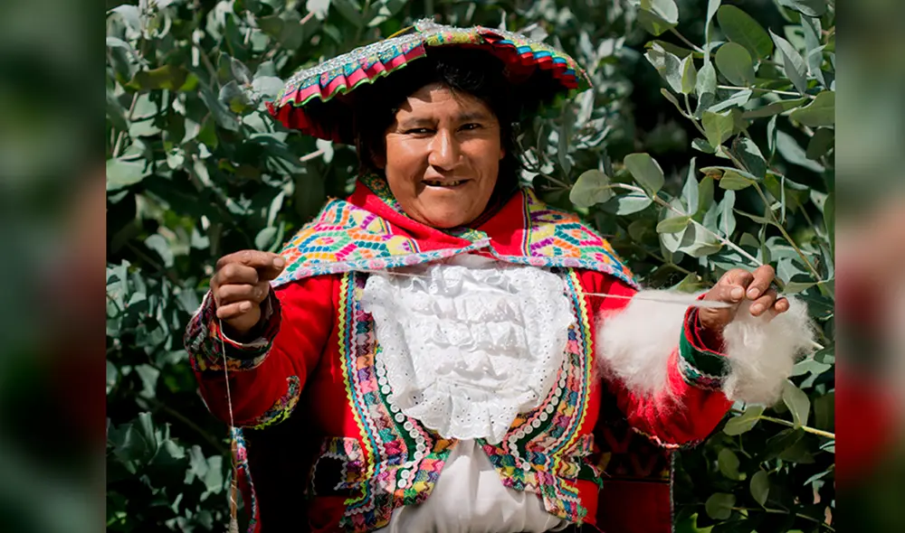 Artesana utiliza fibra de alpaca para sus telares. Foto: Hilando Victoria