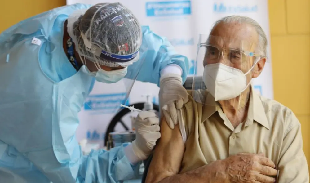Los adultos mayores de 100 años que viven en SJL y San Martín de Porres recibirán en sus casas la vacuna Pfizer. Foto: difusión Los adultos mayores de 100 años que viven en SJL y San Martín de Porres recibirán en sus casas la vacuna Pfizer. Foto: difusión