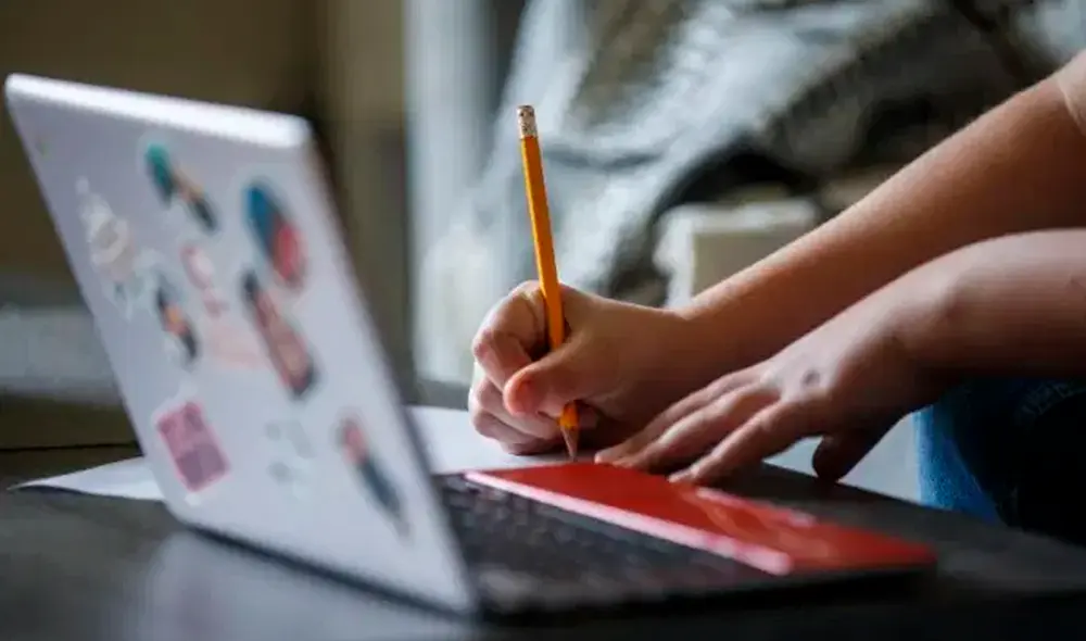 El parlamentario Alessandro Morón clasificó a Bolsonaro como un “enemigo de la educación pública”. Foto: EFE