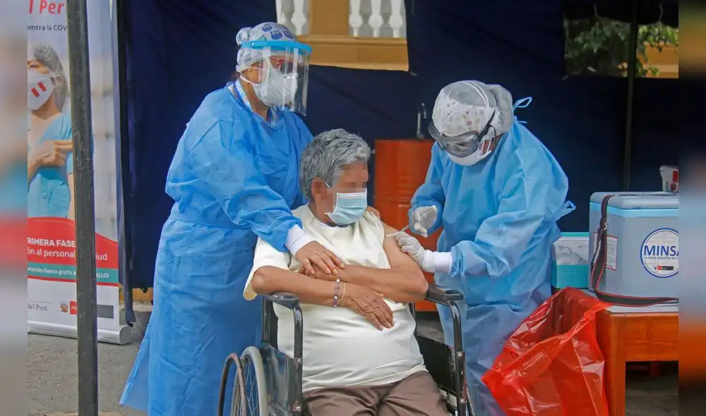 Inició vacunación a adultos mayores en Hospital Larco Herrera. Foto: Hospital Larco Herrera Inició vacunación a adultos mayores en Hospital Larco Herrera. Foto: Hospital Larco Herrera