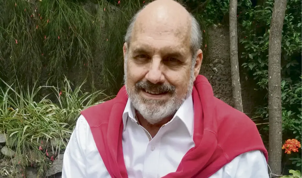 Escritor. Gonzalo Higueras con cerámica vicús en mano. Foto: difusión