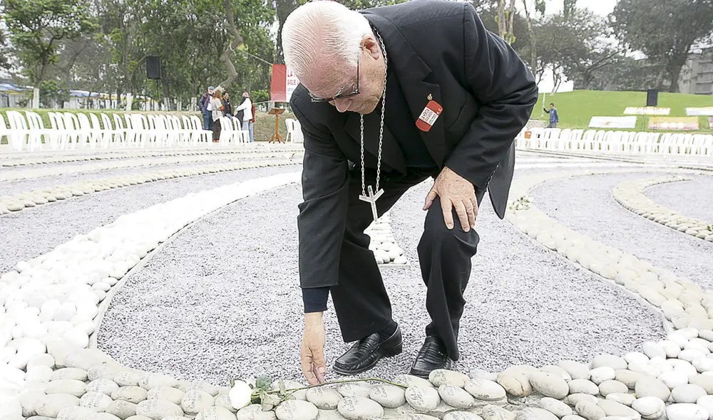 Aporte. Monseñor Bambarén en el memorial El ojo que llora. Tenaz defensor de los DD. HH. Foto: difusión