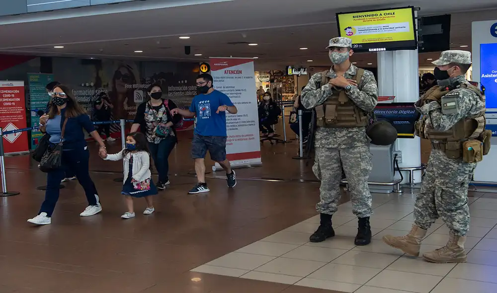 Chile anunció nuevas restricciones a los viajeros en respuesta a la alta incidencia de coronavirus. Foto: AFP Chile anunció nuevas restricciones a los viajeros en respuesta a la alta incidencia de coronavirus. Foto: AFP